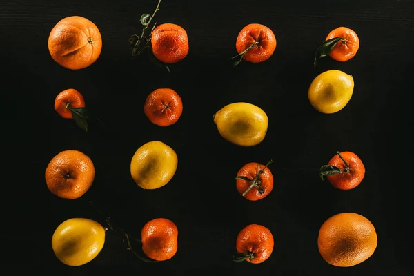 Leigos Planos Com Limões Maduros Tangerinas Isoladas Preto — Fotografia de Stock Grátis