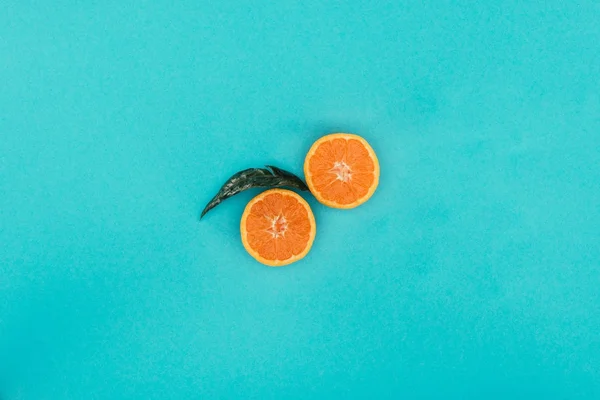 Bovenaanzicht Van Stukken Van Oranje Blad Geïsoleerd Blauw — Stockfoto