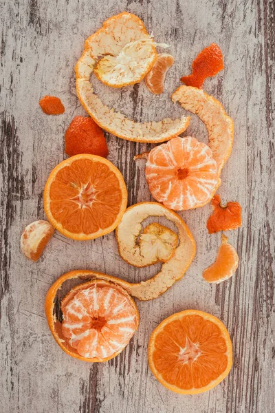 Pohled Shora Uspořádány Mandarinky Pomerančové Kousky Citron Omšelé Dřevěné Povrchu — Stock fotografie
