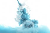 míšení cákance modré barvy izolované na bílém