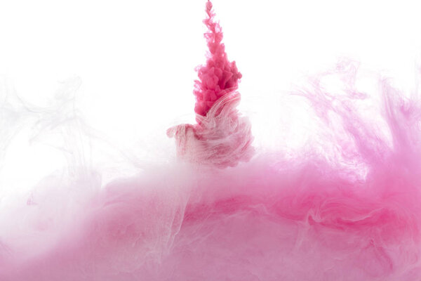 крупным планом розовая краска брызги изолированы на белом
