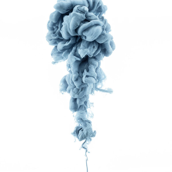 крупным планом увидеть всплеск серых чернил, изолированный на белом
