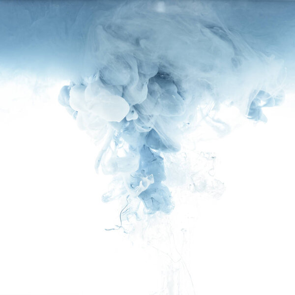 крупным планом увидеть всплеск серых чернил, изолированный на белом
