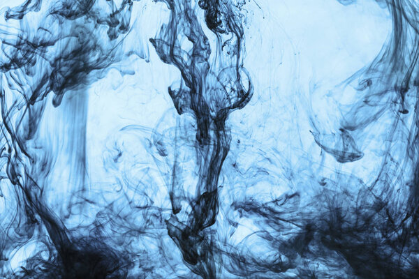 фон с вихрями синей краски в воде
