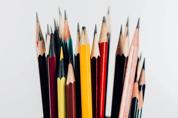 Beyaz Arka Plan Üzerinde Izole Karmaşa Içinde Renkli Kalemler Yakından — Stok fotoğraf