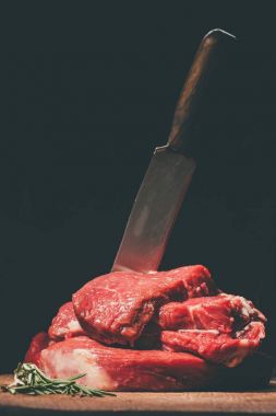 çiğ biftek ahşap tahta üzerinde bıçak ile yığını