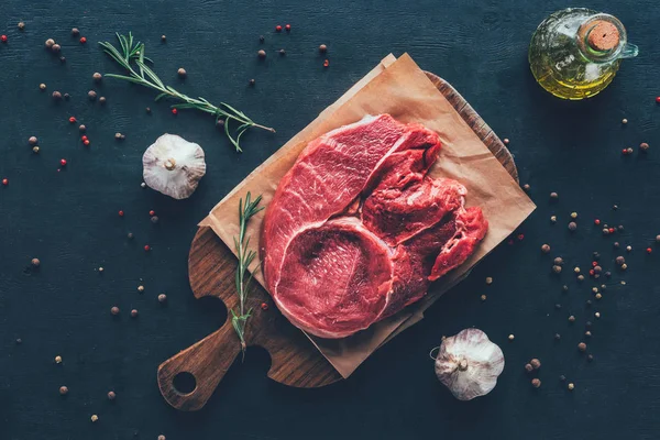 Vista Dall Alto Bistecca Cruda Carta Pergamena Tagliere Con Spezie — Foto Stock