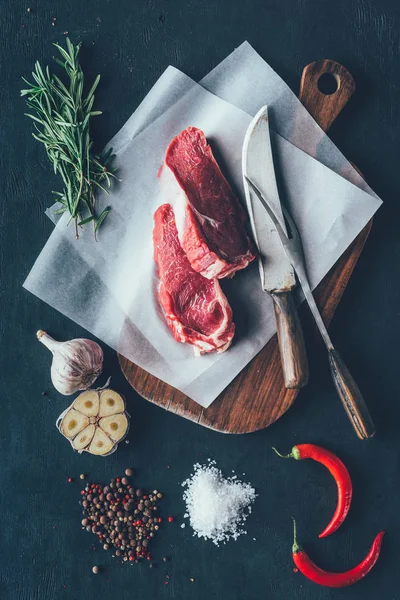 Top View Raw Meat Slices Parchent Paper Cutting Board Cutlery — Stock Photo, Image