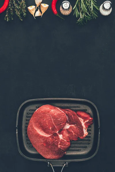 Bovenaanzicht Van Rauwe Biefstuk Grill Pan Met Kruiden Zwarte Ondergrond — Stockfoto