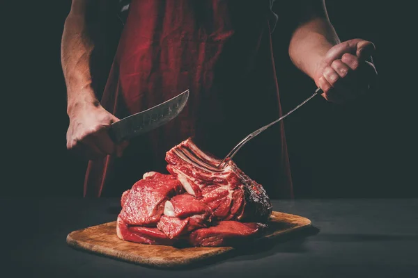 Açougueiro Com Garfo Faca Cortando Carne Crua Tábua Corte Madeira — Fotografia de Stock