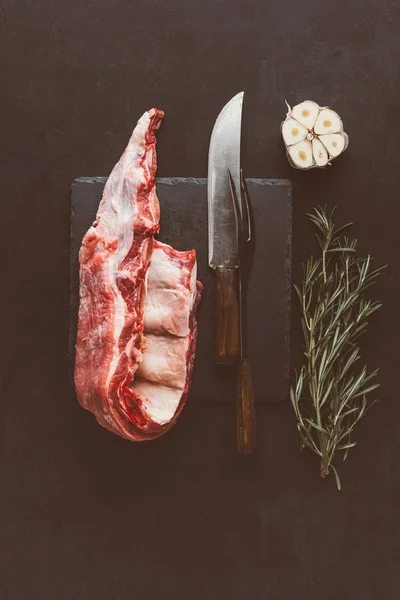 Top view of raw pork ribs on stone slate with cutlery and spices — Stock Image Top View Raw Pork Ribs Stone Slate Cutlery Spices Stock Image