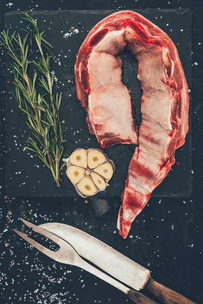 Top view of pork ribs slice with spices and cutlery on stone slate — Stock Image Top View Pork Ribs Slice Spices Cutlery Stone Slate Stock Picture