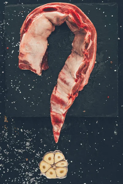 Top view of pork meat and garlic in shape of question mark — Stock Image Top View Pork Meat Garlic Shape Question Mark Stock Picture