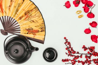 Çin yeni yılı kompozisyon ile çay ve el fan üzerinde beyaz izole Üstten Görünüm