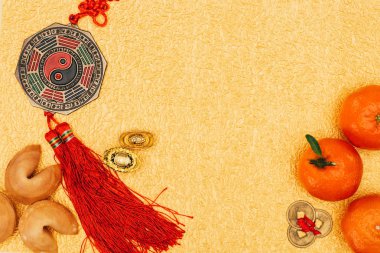 mandalina ve servet çerezler ile Çin talismans üstten görünüm üzerinde altın yüzey, Çin yeni yılı konsept