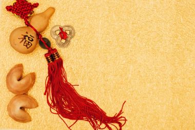 servet çerezler ile Çin talismans üstten görünüm üzerinde altın yüzey, Çin yeni yılı konsept