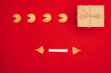 bir açılan ve el yapımı giftbox, Çin yeni yılı kavramı ile Çin fal kurabiyesi Üstten Görünüm