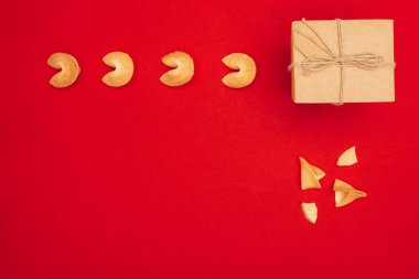 Üstten Görünüm Çin fal kurabiyesi ve el yapımı giftbox, Çin yeni yılı konsept