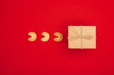 Çin fal kurabiyesi ve kraft kağıt, Çin yeni yılı konsept sarılmış kutu Üstten Görünüm