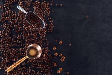 karanlık yüzeyi görücü usulü kahve brewer, metal kaşık ve kavrulmuş kahve çekirdekleri Üstten Görünüm