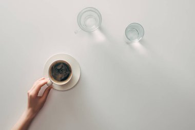 el Grey üstten görünüm fincan kahve ve su ile gözlük ile
