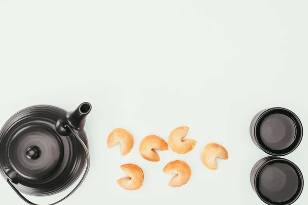 Bovenaanzicht Van Chinese Theepot Met Fortune Cookies Geïsoleerd Wit — Stockfoto