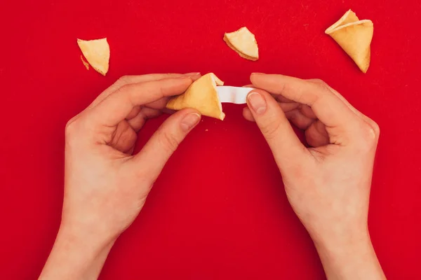 Bijgesneden Schot Van Vrouw Openen Chinees Gelukskoekje Chinees Nieuwjaar Concept — Stockfoto