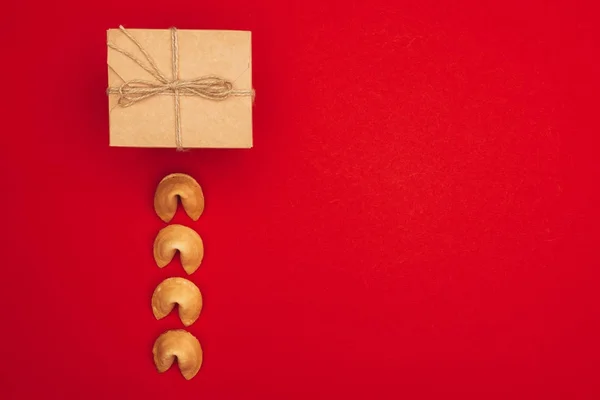 中国财富曲奇饼在牛皮纸 中国新年概念上的排箱包装 — 图库照片