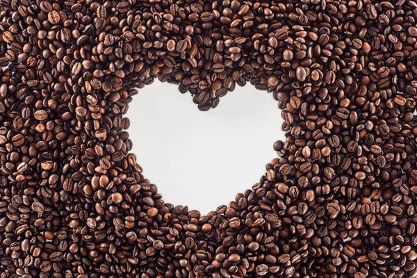 Herz Aus Gerösteten Kaffeebohnen Auf Weiß — Stockfoto