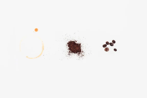 Pohled Shora Pražených Kávových Zrn Čerstvě Mletou Kávu Rozlité Kávy — Stock fotografie
