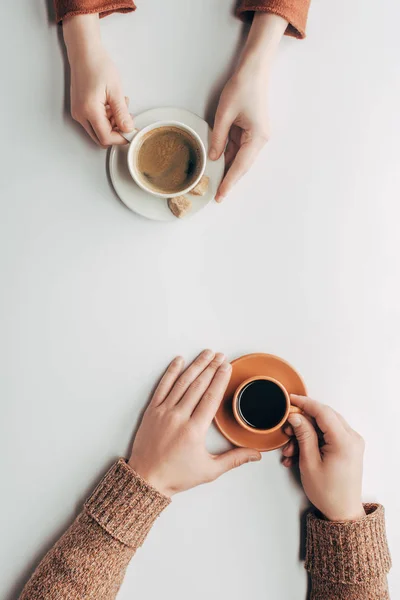 Teilansicht Von Einem Paar Das Kaffee Auf Weiß Trinkt — Stockfoto