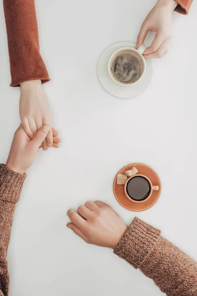 Gedeeltelijke Bovenaanzicht Van Mensen Drinken Koffie Hand Hand Wit — Gratis stockfoto