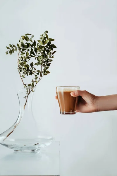 Bijgesneden Schot Van Houder Van Glas Met Warme Koffie Drinken — Stockfoto