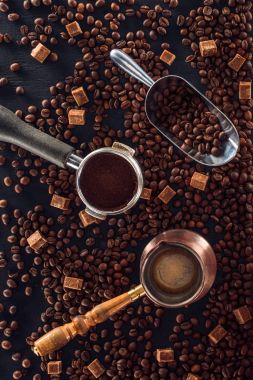 Üstten Görünüm kavrulmuş kahve çekirdekleri, Kepçe, kahve kurcalamak, kahve ve siyah kahverengi şeker 