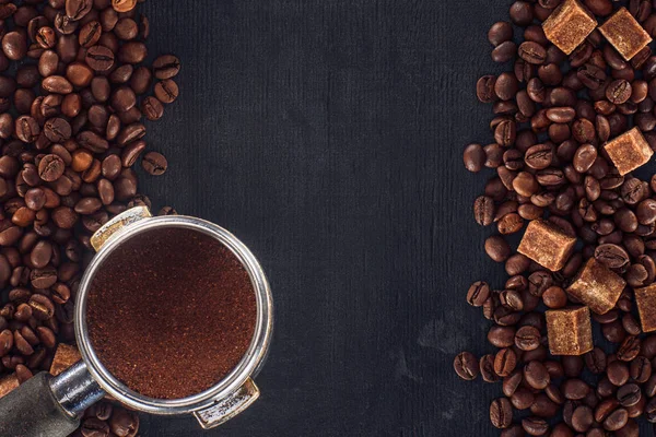 Pohled Shora Pražených Kávových Zrn Hnědým Cukrem Kávou Pěch Černém — Stock fotografie