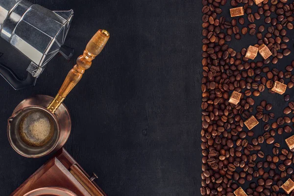 コーヒー ポット コーヒー メーカー 研削盤でコーヒー豆の焙煎のトップ ビュー  — 無料ストックフォト