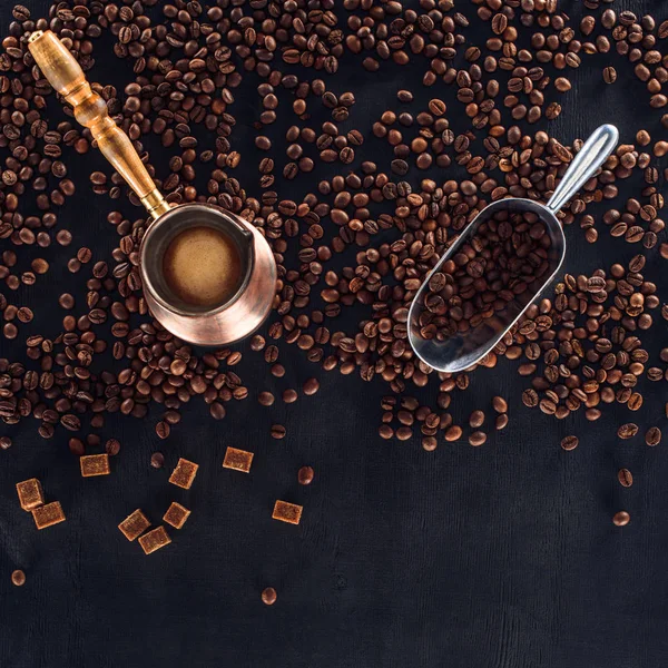 ブラックでコーヒー豆の焙煎 スクープ コーヒー ポットの上から見る — ストック写真