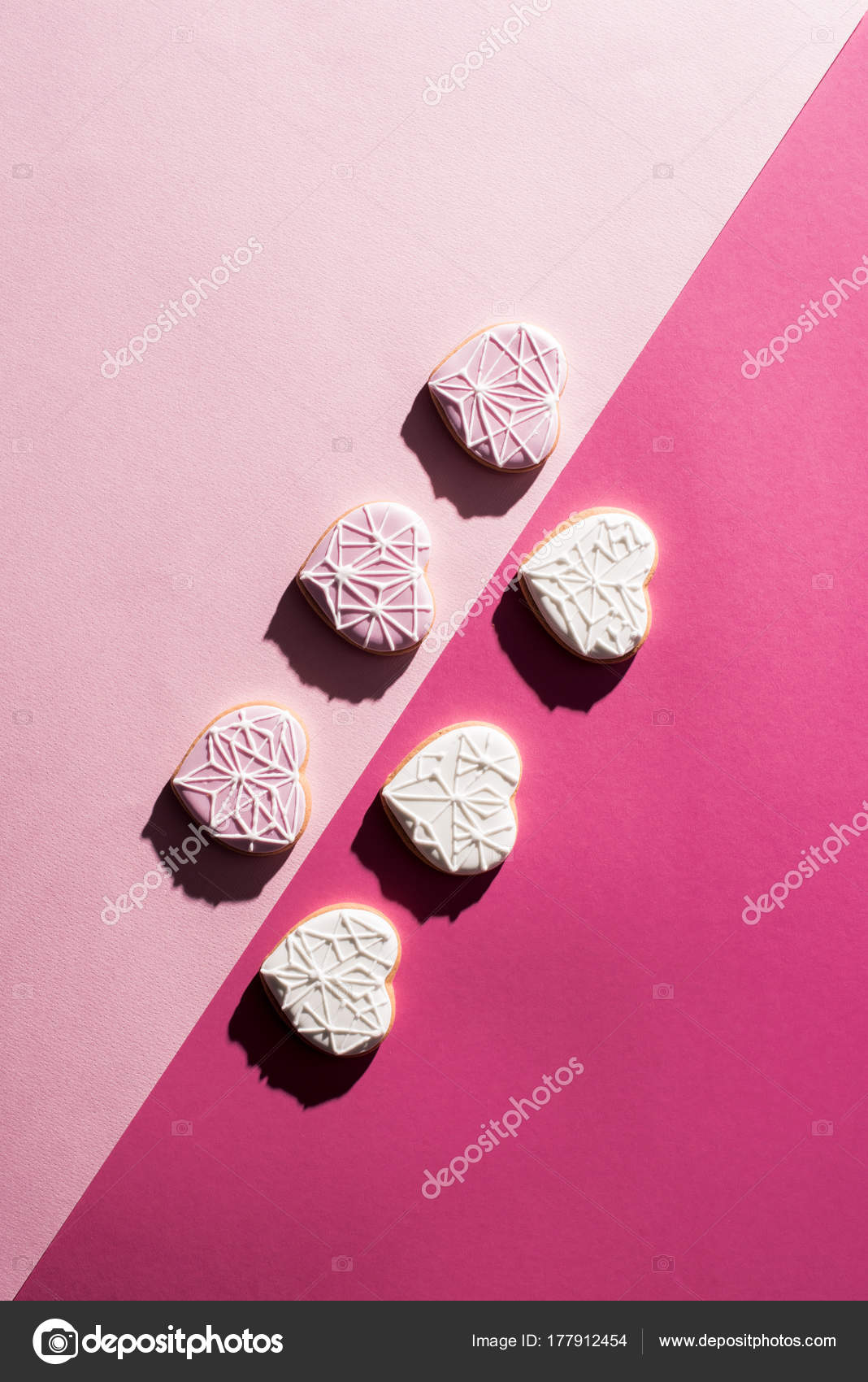 Düzenlenmiş Sırlı Kalp Şeklinde Kurabiye Üstten Görünüm Pembe Yüzeyi