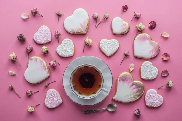 Valentijnsdag Regeling Van Kopje Thee Geglazuurde Hartvormige Koekjes Decoratieve Bloemen — Stockfoto