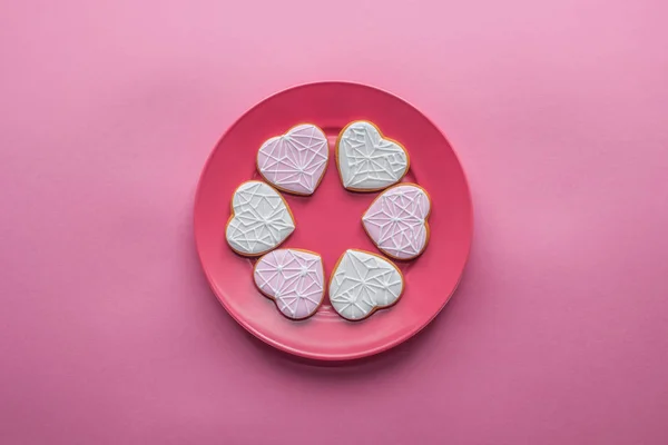 Top View Sweet Glazed Cookies Plate Isolated Pink Valentines Day — Stock Photo, Image