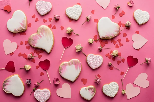 Plochý Ležel Cookies Tvaru Srdce Okrasných Květin Papírové Srdce Izolované — Stock fotografie