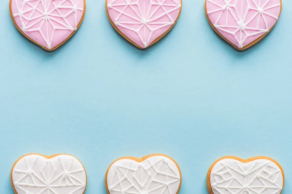 Vlakke Leggen Met Gearrangeerde Geglazuurde Hartvormige Cookies Geïsoleerd Blauw Valentijnsdag — Stockfoto