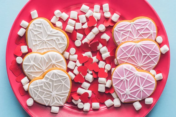 Närbild Bild Hjärtformade Kakor Söta Marshmallow Och Konfetti Plattan Isolerad — Stockfoto