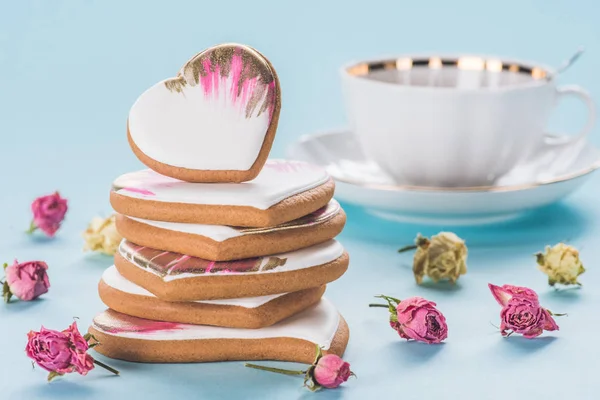 Vista Cerca Pila Galletas Forma Corazón Acristalado Taza Flores Decorativas —  Fotos de Stock