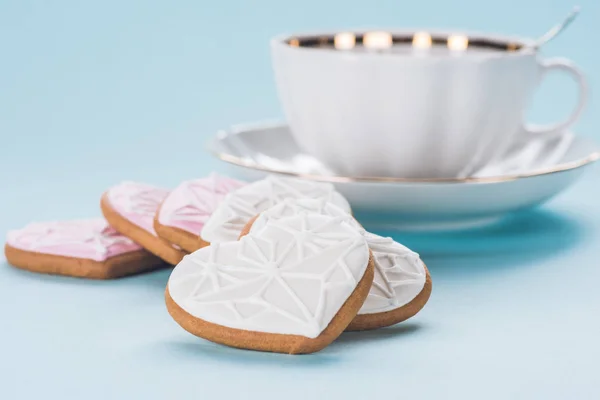 Close Van Hartvormige Koekjes Cup Geïsoleerd Blauw — Stockfoto