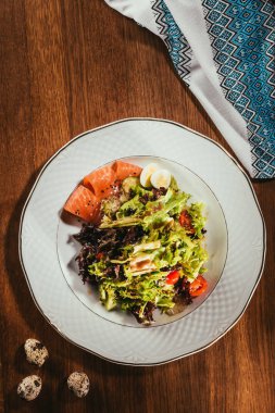 Taze salata sebze, yumurta ve Beyaz ahşap masa peçeteye ile tabakta somon ile Üstten Görünüm