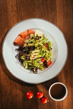 bazı balık dilimleri ile plaka üzerinde döşeme sebze salatası karışık yaprak  