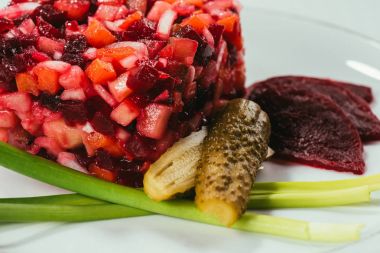 Marine salatalık ve yeşil soğan ile plaka üzerinde döşeme salata salata