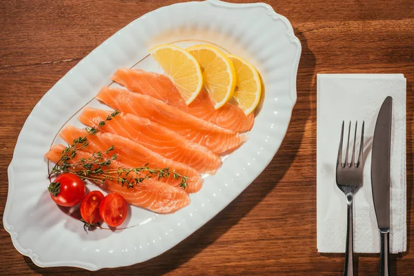 Pesce Rosso Fette Piatto Con Pomodoro Anelli Arancioni Superficie Legno — Foto Stock