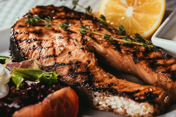 Plato Puesta Rebanada Pescado Frito Con Rodaja Naranja — Foto de Stock